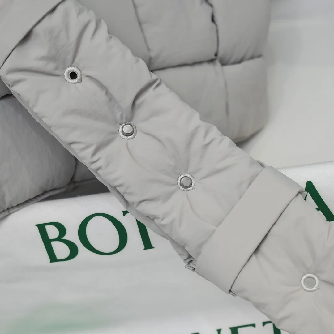 #𝐂𝐀𝐒𝐒𝐄𝐓𝐓𝐄 Nylon tofu tofu bag This Cassette is so cute, its cute appearance does not affect its practicality and the capacity is good! The fabric is low-key and very textured, suitable for daily wear with casual wear. The cross-woven design of the wide cloth is really stunning. The bag has a puffy shape and feels like a piece of tofu. It can be worn on one shoulder, cross-body or as a waist bag. You can also adjust the shoulder strap to the size of the bag under the armpit, so you can have it all! S30x15cm【8951#】